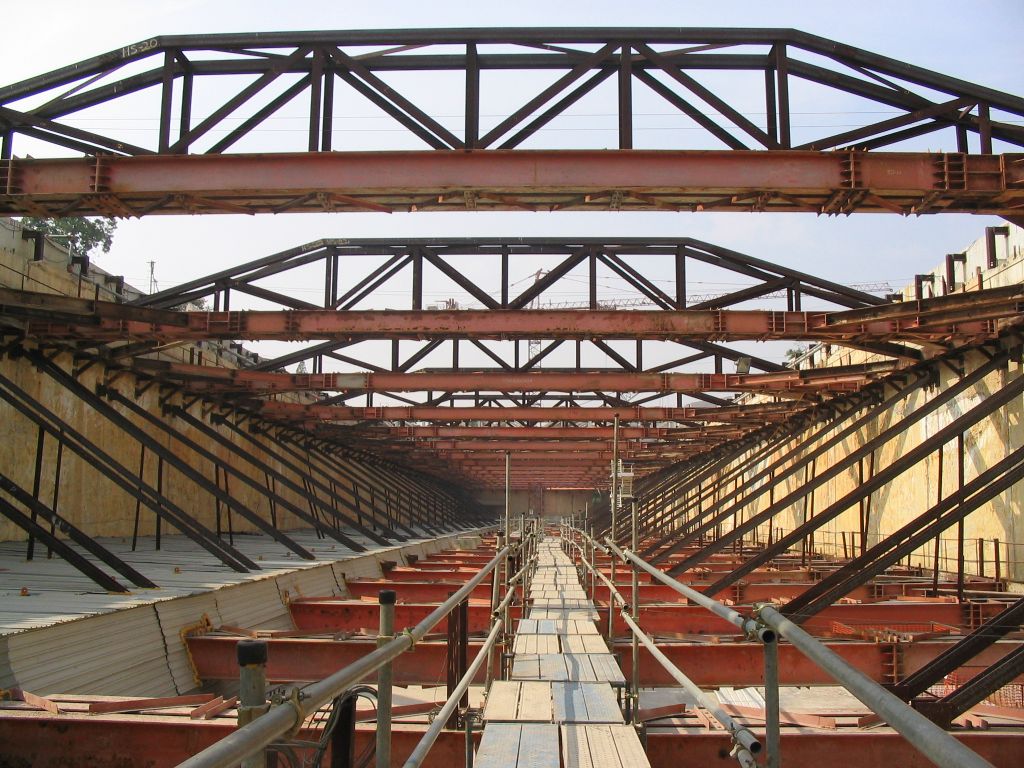 Kwu Tung Station retaining system